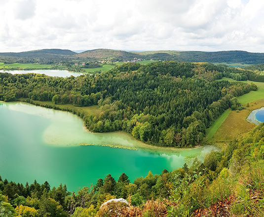 Paysage de lacs jurassiens